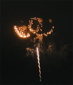 調布花火2024で打ちあげられたゴールドリボン型花火