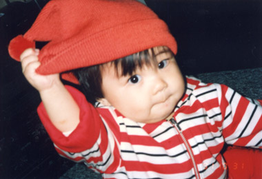 赤い帽子を引っ張る、幼いころの猿渡瞳さん