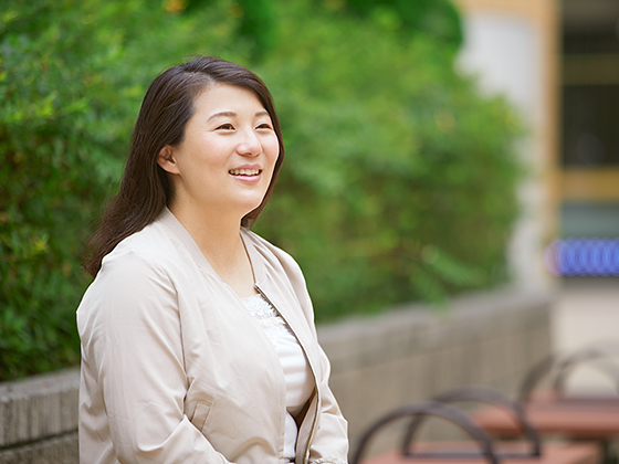 談笑する小林咲里亜さん