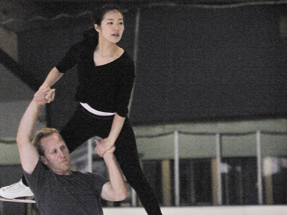 スケートリンクでジョン・ボールドウィンさんとペアで練習をしている井上怜奈さん