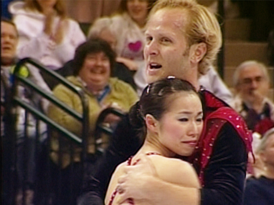 2008年1月の全米選手権で、演技後にジョン・ボールドウィンさんからプロポーズを受ける井上怜奈さん