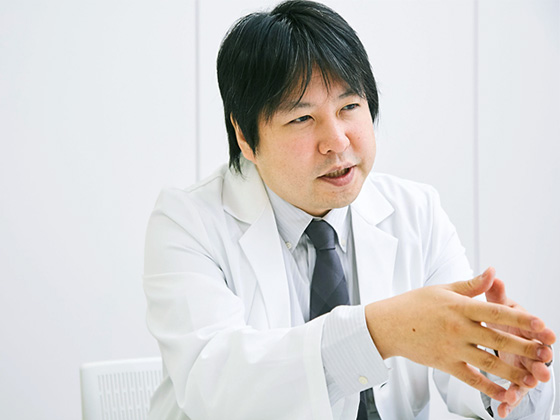 がん患者の家族に対するアドバイスを語る加藤雅志医師