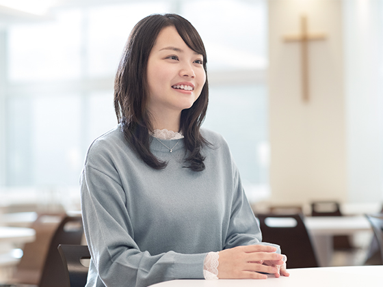 笑顔で話す石井希さん