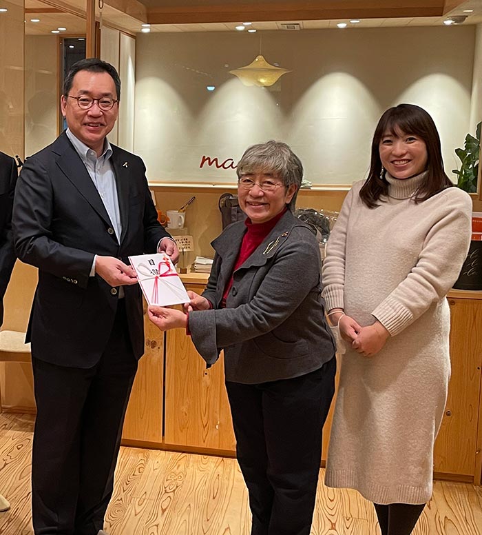 マギーズ東京への寄付贈呈式